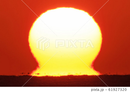 沈むだるま夕日 61927320