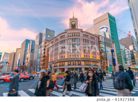日本の東京都市景観 コロナウイルス関連。マスク姿がまばらな銀座＝2020年1月10日撮影 61927368