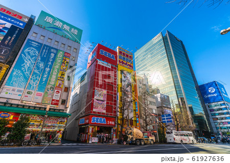 日本の東京都市景観 東京・秋葉原の巧妙化する放置自転車(画面左)。 日本の東京都市景観 東京・秋葉原の巧妙化する放置自転車(画面左)。 61927636