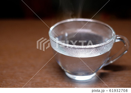 美容や健康、ダイエットの為に代謝を上げる効能がある耐熱カップに入った白湯 61932708