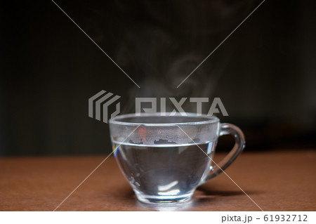 美容や健康、ダイエットの為に代謝を上げる効能がある耐熱カップに入った白湯 61932712