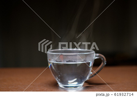 美容や健康、ダイエットの為に代謝を上げる効能がある耐熱カップに入った白湯 61932714