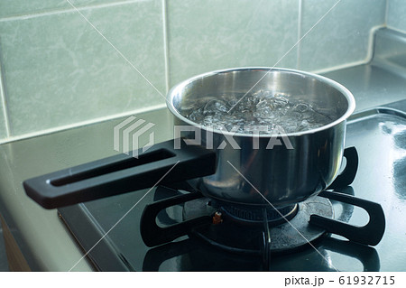 美容や健康、ダイエットの為に代謝を上げるための白湯を朝にお湯を沸かして作る 美容や健康、ダイエットの為に代謝を上げるための白湯を朝にお湯を沸かして作る 61932715