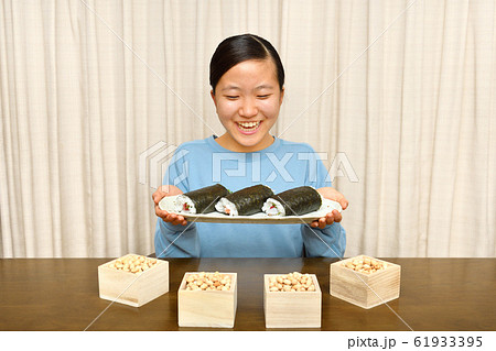 恵方巻を食べる女の子(節分) 恵方巻を食べる女の子(節分) 61933395