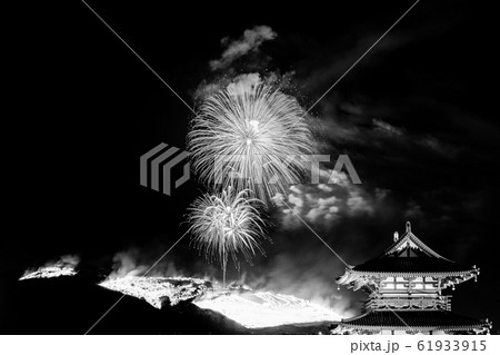 【セピア】朱雀門から鑑賞する若草山焼きと花火 【セピア】朱雀門から鑑賞する若草山焼きと花火 61933915