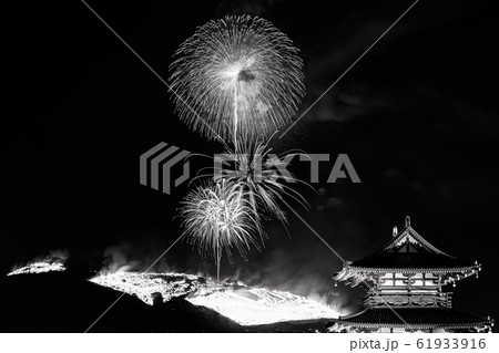 【セピア】朱雀門から鑑賞する若草山焼きと花火 【セピア】朱雀門から鑑賞する若草山焼きと花火 61933916
