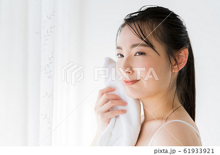 ビューティーイメージ（濡れた髪、濡れ髪、潤い 61933921