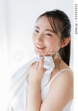 ビューティーイメージ（濡れた髪、濡れ髪、潤い 61933932