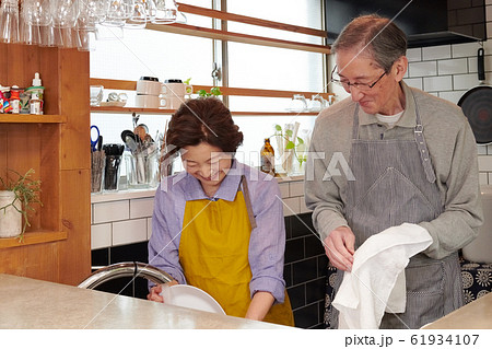 キッチンで仲良く洗い物するシニア夫婦 キッチンで仲良く洗い物するシニア夫婦 61934107