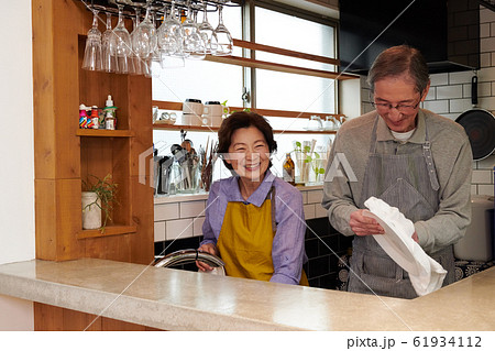 キッチンで仲良く洗い物するシニア夫婦 キッチンで仲良く洗い物するシニア夫婦 61934112