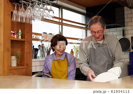 キッチンで仲良く洗い物するシニア夫婦 キッチンで仲良く洗い物するシニア夫婦 61934113