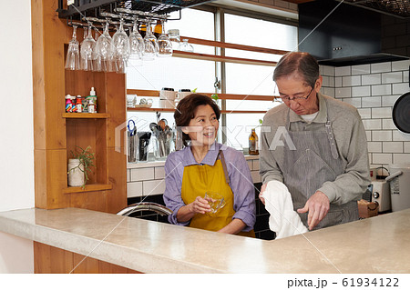 キッチンで仲良く洗い物するシニア夫婦 キッチンで仲良く洗い物するシニア夫婦 61934122