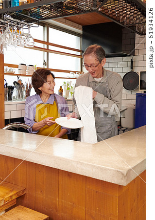 キッチンで仲良く洗い物するシニア夫婦 キッチンで仲良く洗い物するシニア夫婦 61934126