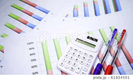 グラフ ビジネス書類 イメージ グラフ ビジネス書類 イメージ 61934501