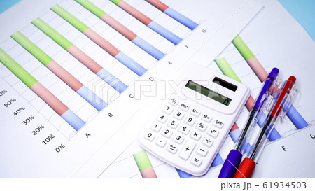 グラフ　ビジネス書類　イメージ 61934503