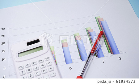 グラフ　ビジネス書類　イメージ 61934573