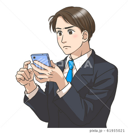 スマホを使うスーツの男性 61935021