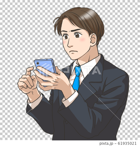 スマホを使うスーツの男性 61935021