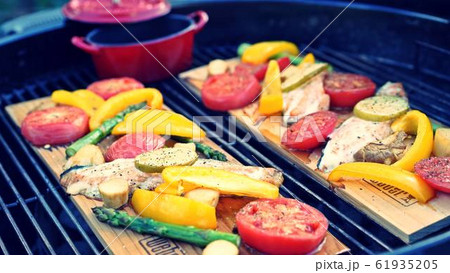 バーベキュー料理 61935205