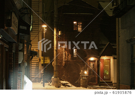夜の街角 61935876