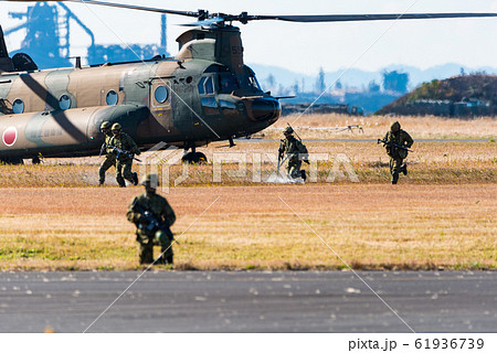 武装した自衛官 武装した自衛官 61936739