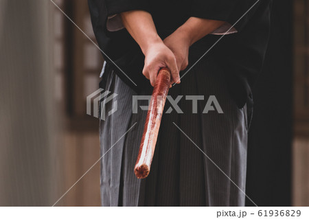 袋竹刀を構える人物 61936829