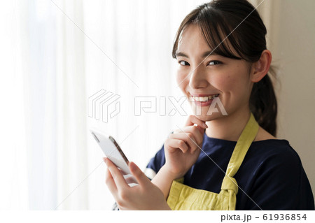 主婦(若い女性、スマホ、エプロン、ライフスタイル 主婦(若い女性、スマホ、エプロン、ライフスタイル 61936854