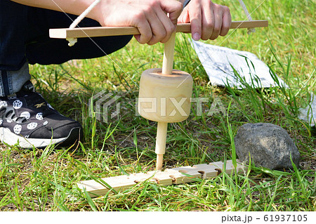火起こし体験する子供 火起こし体験する子供 61937105