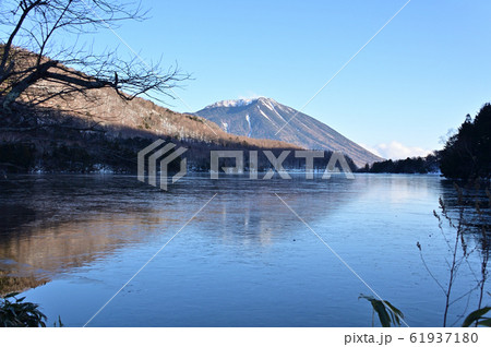 冬の湯ノ湖から見る男体山 61937180