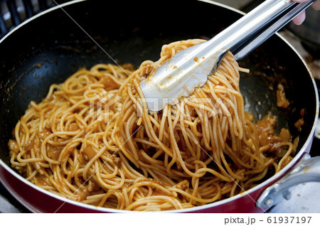 調理中のミートソーススパゲッティ 61937197