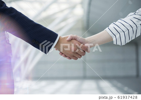 ビジネスシーン 握手 イベンター ビジネスシーン 握手 イベンター 61937428