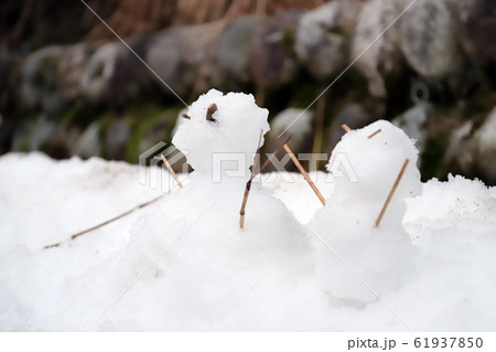 白川郷で作った雪だるま(岐阜県 大野郡 白川村) 白川郷で作った雪だるま(岐阜県 大野郡 白川村) 61937850