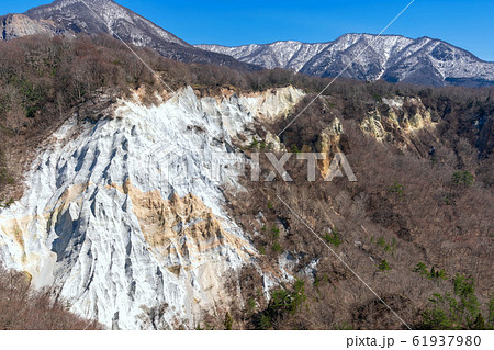 【青森県深浦町】十二湖から望まれる日本キャニオンは凝灰岩でできた白い岩肌で日本のグランドキャニオン 【青森県深浦町】十二湖から望まれる日本キャニオンは凝灰岩でできた白い岩肌で日本のグランドキャニオン 61937980