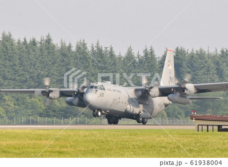 横田基地に着陸するアメリカ空軍のC-130輸送機 61938004