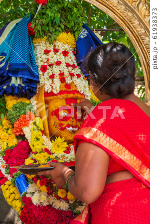 祈りを捧げるインド人 祈りを捧げるインド人 61938373