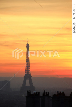 エッフェル塔の夕焼け 61938902