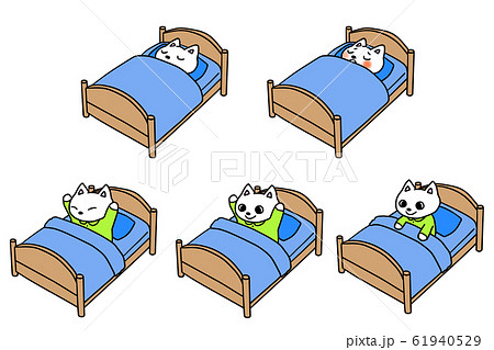 ベッドで寝る猫 起きる猫 熱がある猫のイラストのイラスト素材