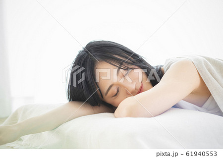 女性 睡眠 寝る 女性 睡眠 寝る 61940553