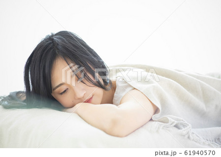 女性　睡眠　寝る 61940570