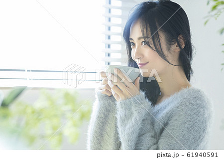 女性　マグカップ　飲み物　ティータイム 61940591