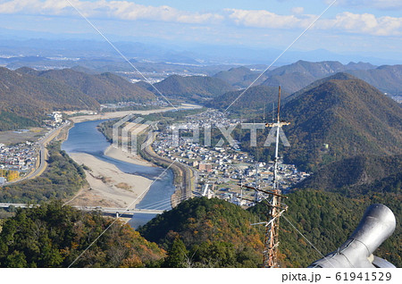 岐阜城天守閣から眺めた長良川の上流方向（岐阜県岐阜市） 61941529