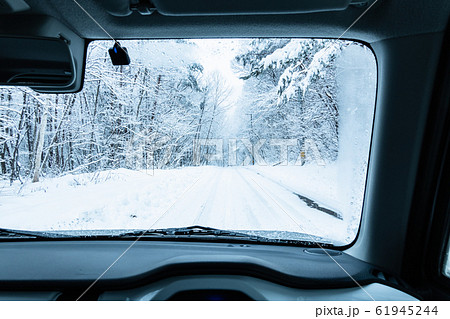 雪道の運転 61945244