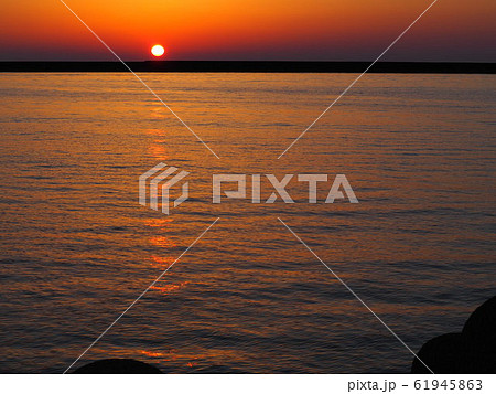 海岸の夕日 海岸の夕日 61945863