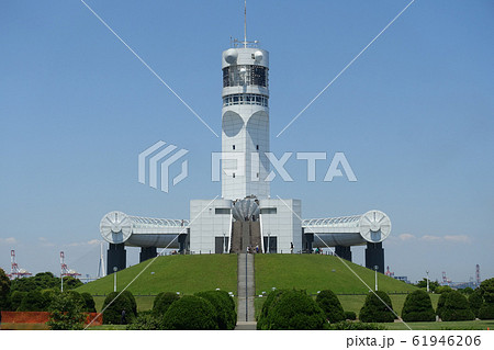 青空バックに横浜港シンボルタワー 61946206