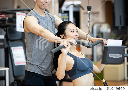 男性トレーナーと女性 男性トレーナーと女性 61949669