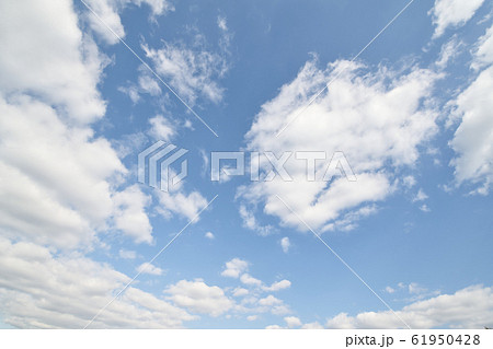 青空と雲　エコイメージ 61950428