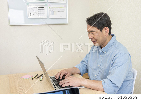 パソコン教室に通ってパソコンを勉強している中高年の男性 61950568