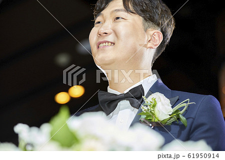 結婚 若い男 若い男性 61950914