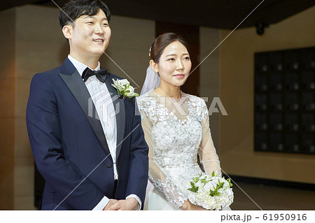 ウエディング 結婚 若い男 61950916