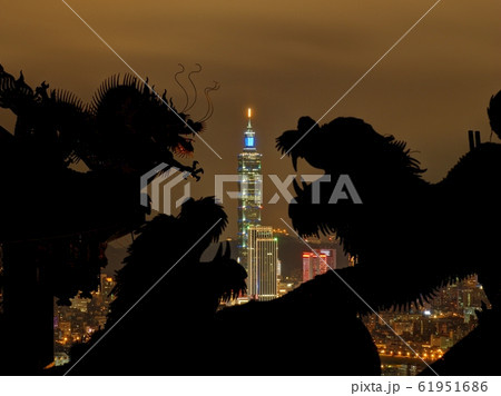 台北101ビルを囲む竜の銅像 61951686